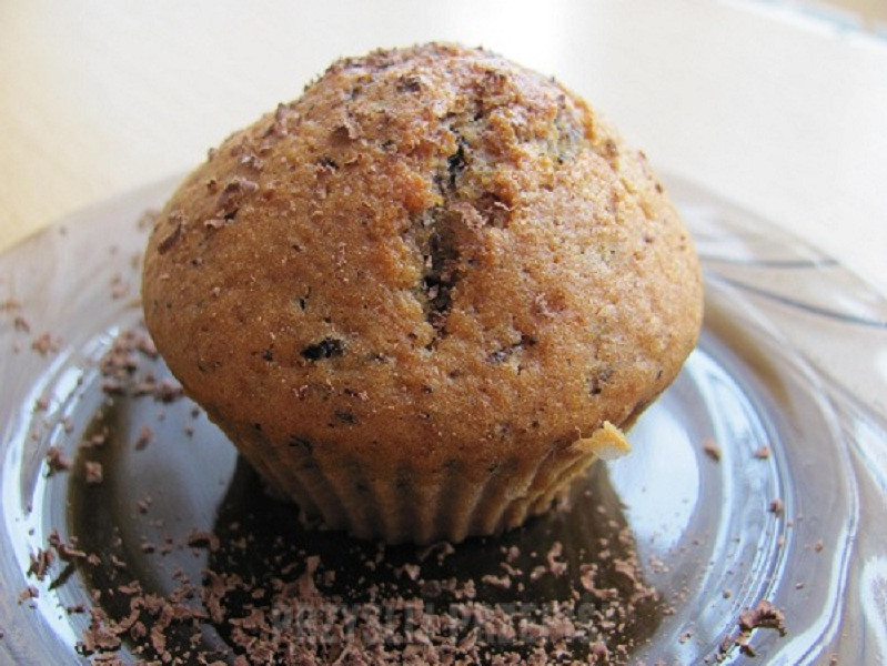 Muffinka z żurawiną obsypana czekoladą