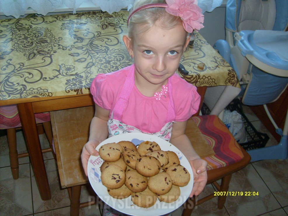 Gabrysia 6 lat z ciasteczkami