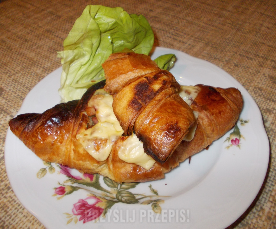Croissanty nadziewane kiełbasa i serem