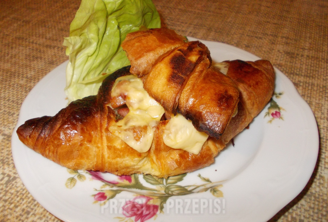 Croissanty nadziewane kiełbasa i serem