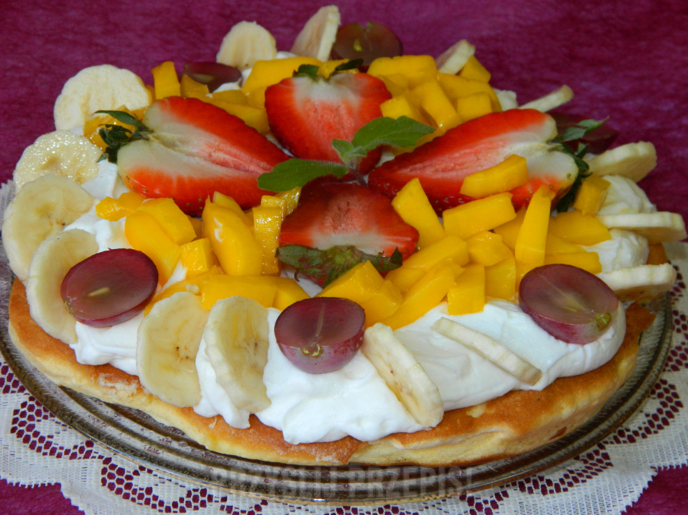 Torcik omletowy z owocami