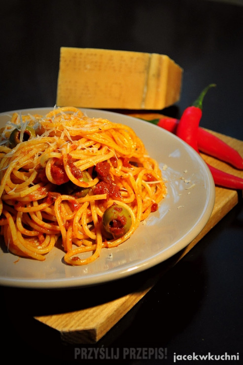 Spaghetti z sosem pomidorowym alla puttanesca