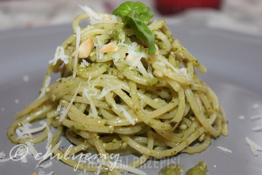 Spaghetti z zielonym pesto alla genovese