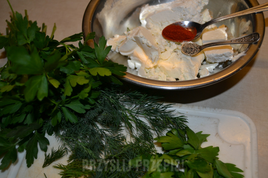 Roladki z ciasta yufka z serem owczym i zieleniną.