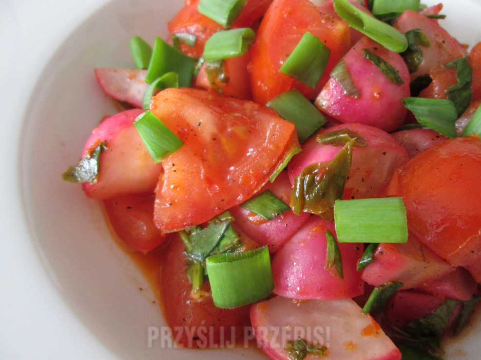 Rzodkiewka duszona z pomidorami