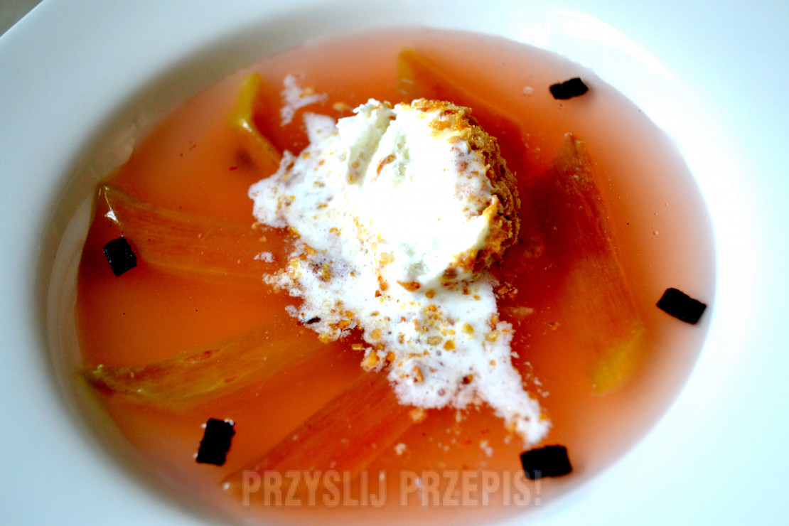 Wykwintna zupa rabarbarowa z lodami w migdałowym krokancie.