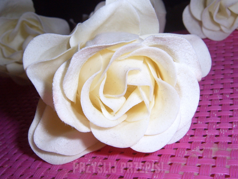 róża z masy plastycznej