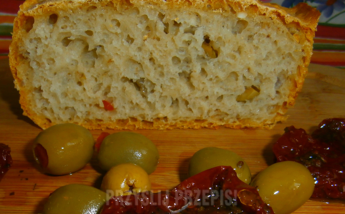 Chleb na zakwasie z oliwkami a 'la Toskania