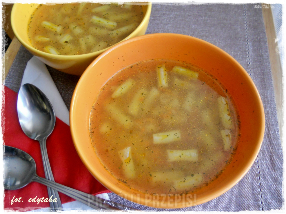 Zupa z fasolką szparagową i domowymi zacierkami