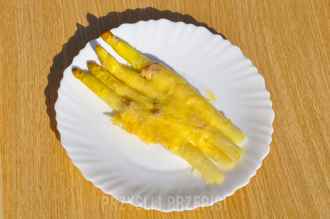 Szparagi zapiekane z serem i szynką