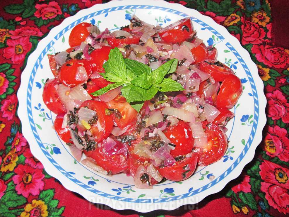 Pomidory z duszoną cebulą i miętą