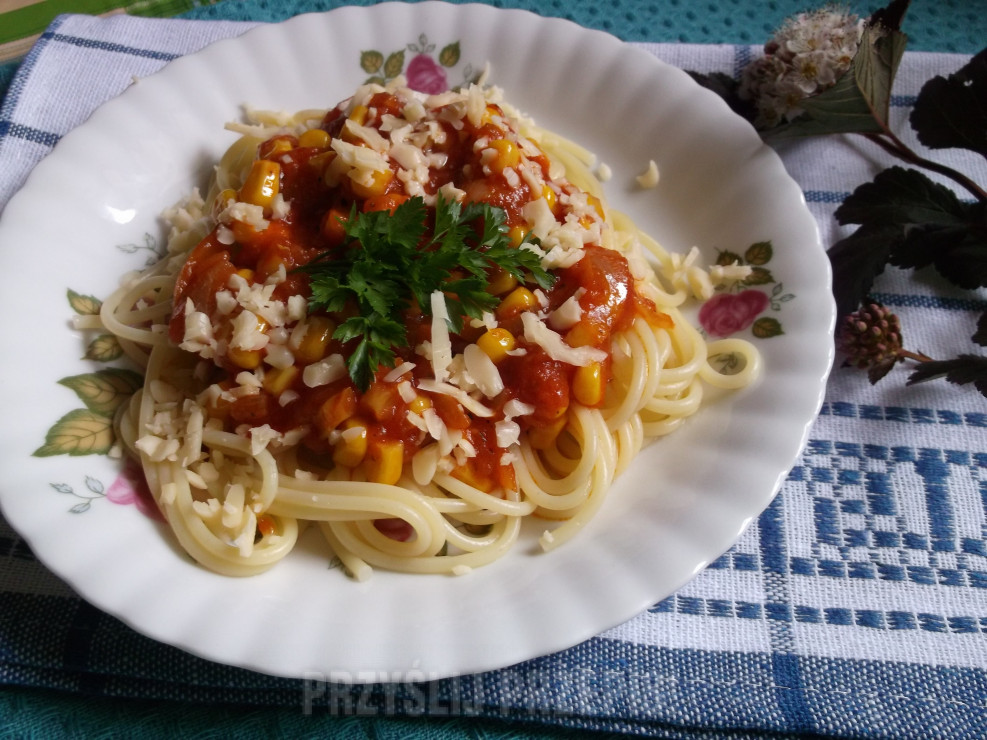 Spaghetti z pomidorowo-kukurydzianym sosem.