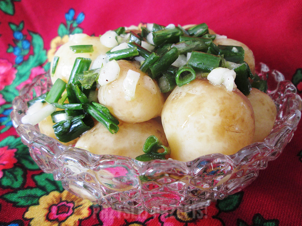 Młode ziemniaki w ogórkowej salsie