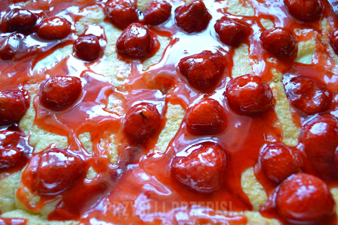 Drożdżowe na czerwono z jagodami  goyi i truskawkami.