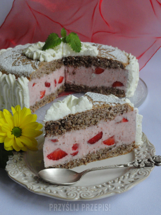 Tort orzechowo-truskawkowy