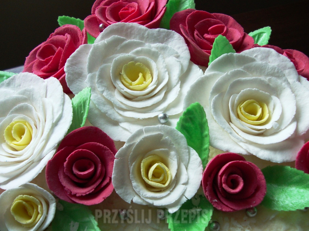 Białe róże cukrowe