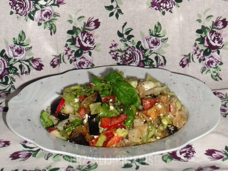 Makaronowa sałatka z grillowanym bakłażanem