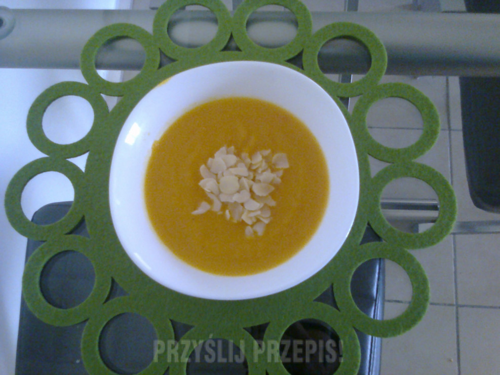 zupa-krem marchewkowo-dyniowa z migdałami
