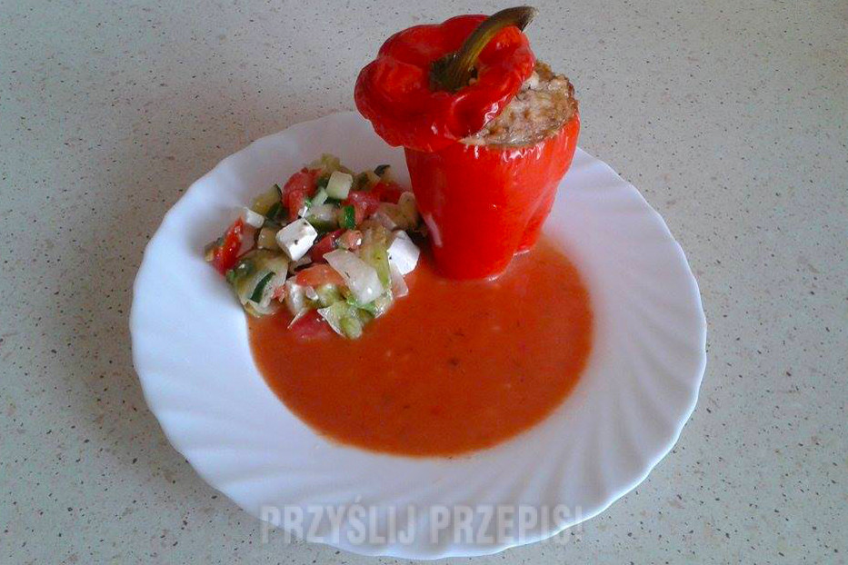 Gotowe do jedzenia. Podane z sosem pomidorowym i sałatką grecką. 