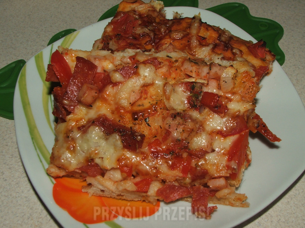 Pizza z papryką i kiełbaską