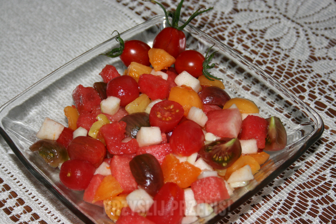 Sałatka z kolorowych pomidorków i arbuza
