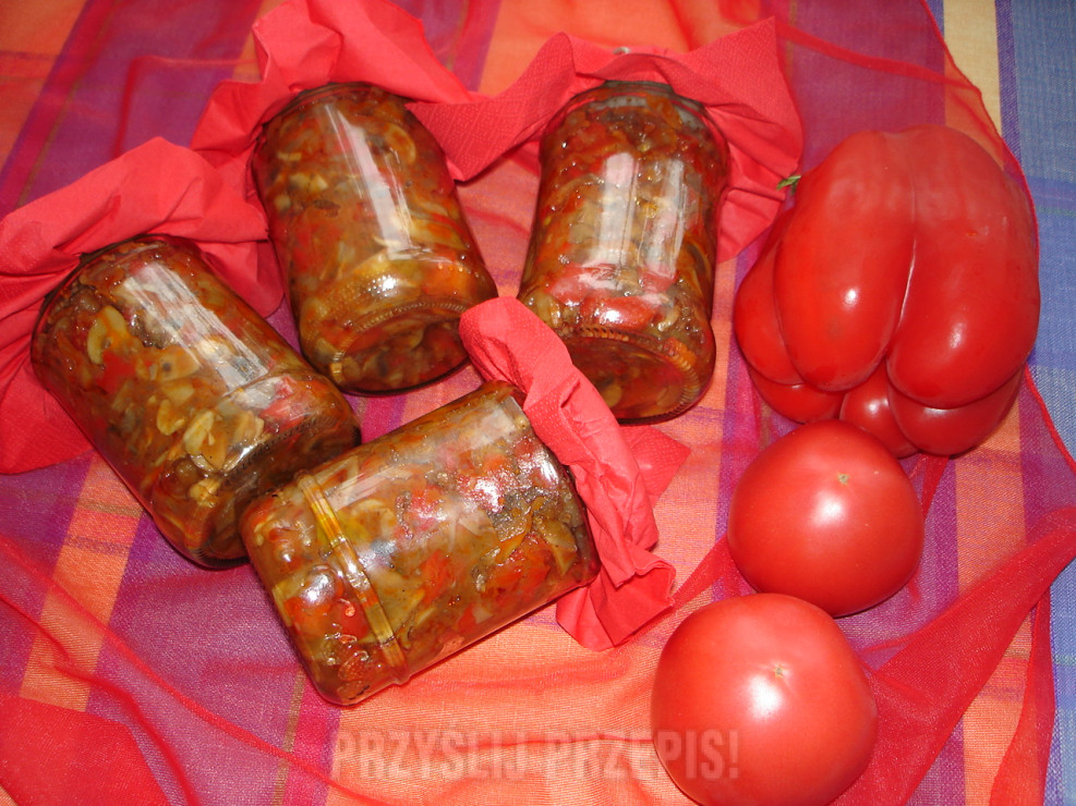 Pieczarki z papryką w sosie pomidorowym
