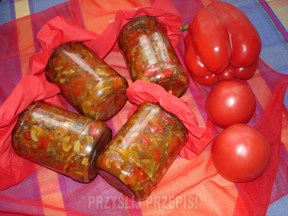 Pieczarki z papryką w sosie pomidorowym