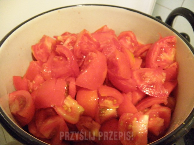 Pomidory myjemy,kroimy na kawałki i gotujemy