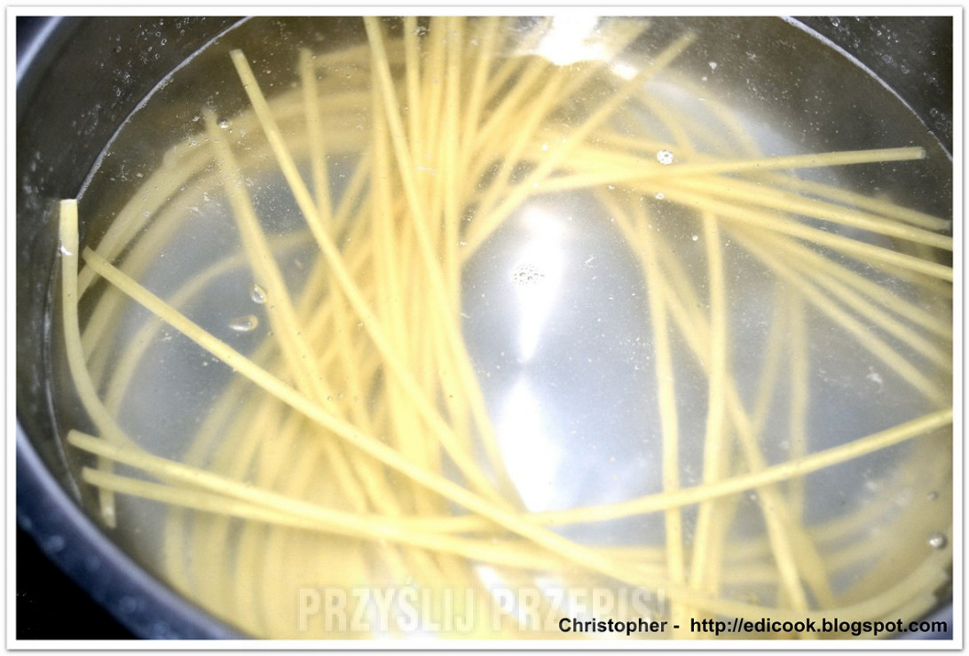 Bucatini, znany również jako perciatelli, to spaghetti z dziurką. 