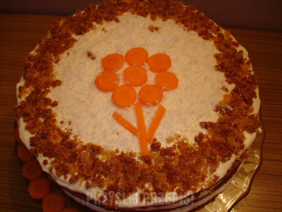 Tort marchewkowy z nadzieniem pomarańczowym