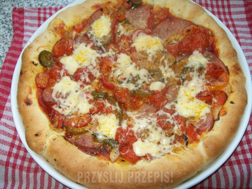 pizza z pomidorkami i szynką