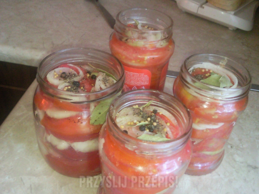 sałatka z pomidorów i cebuli w słoikach