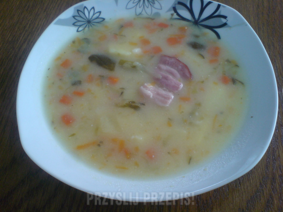 zupa ogórkowa  z boczkiem wędzonym
