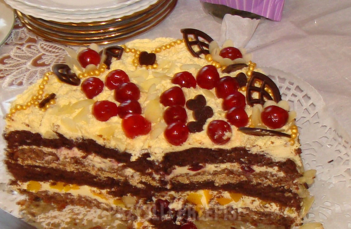 Tort czekoladowy z wiśniami i brzoskwiniami 