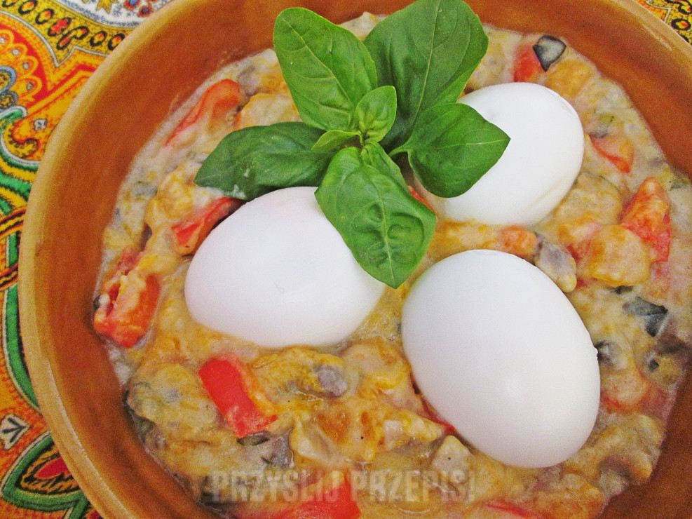 Jajka w potrawce dyniowo - paprykowo - pieczarkowej
