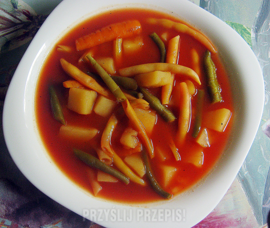Zupa z fasolki szparagowej na soku pomidorowym