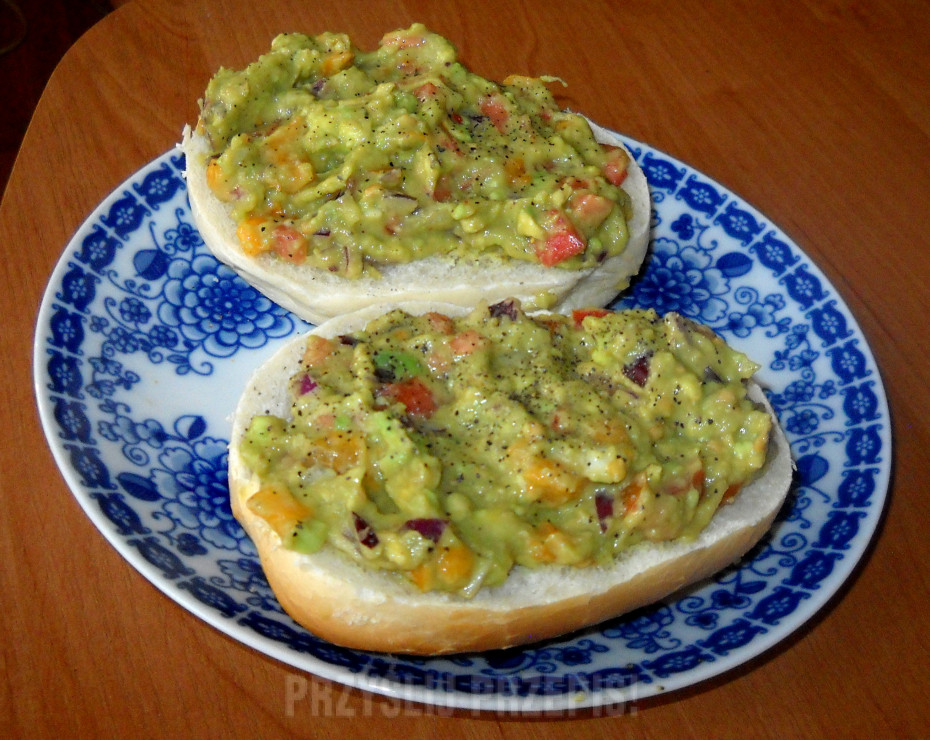 Kolorowy dip z avocado na kanapkach