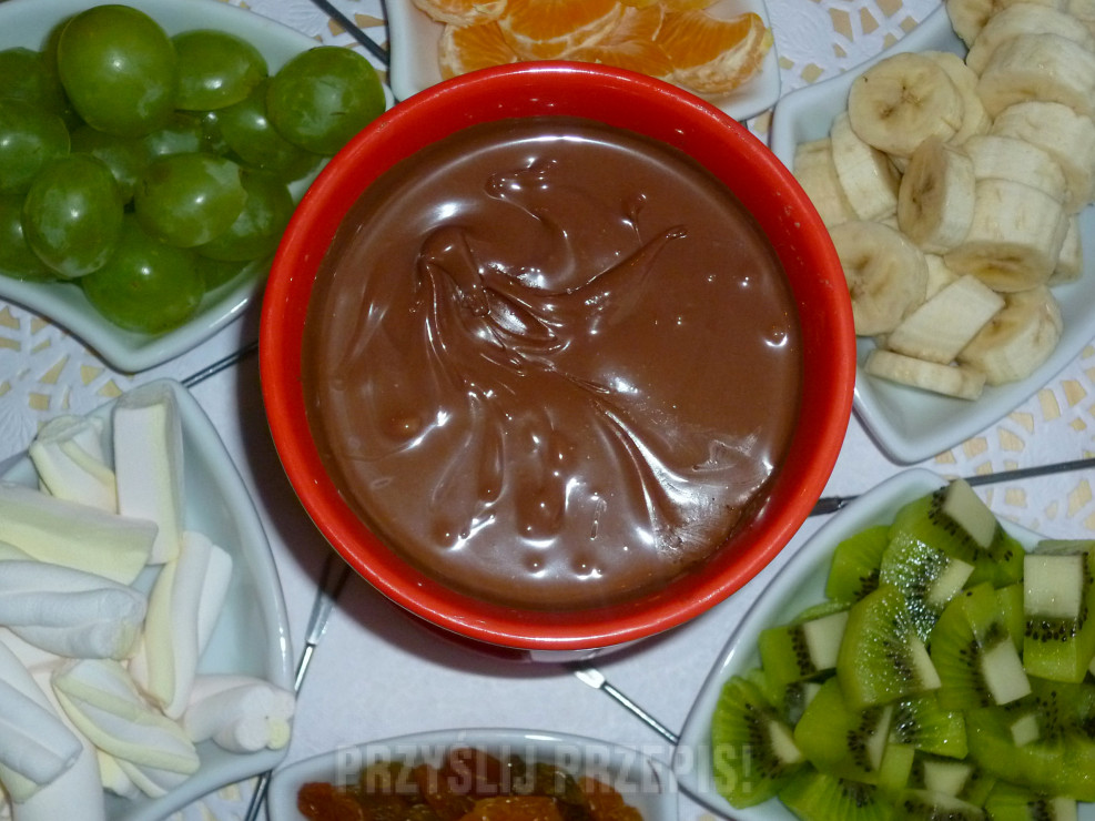 Fondue czekoladowe z owocami