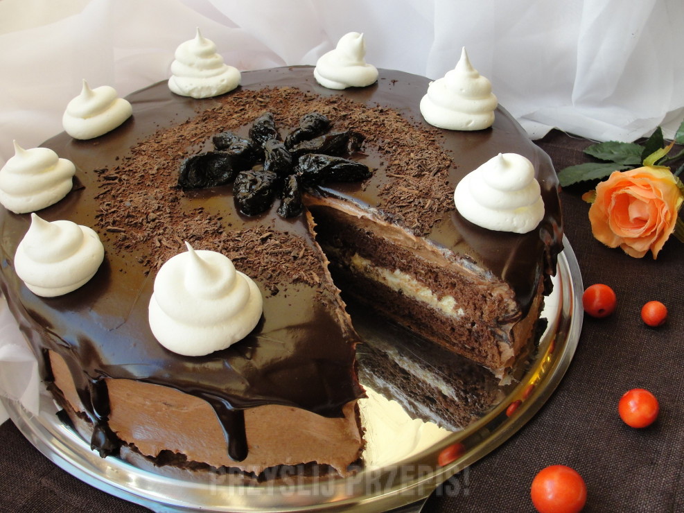 Tort czekoladowy z suszonymi śliwkami