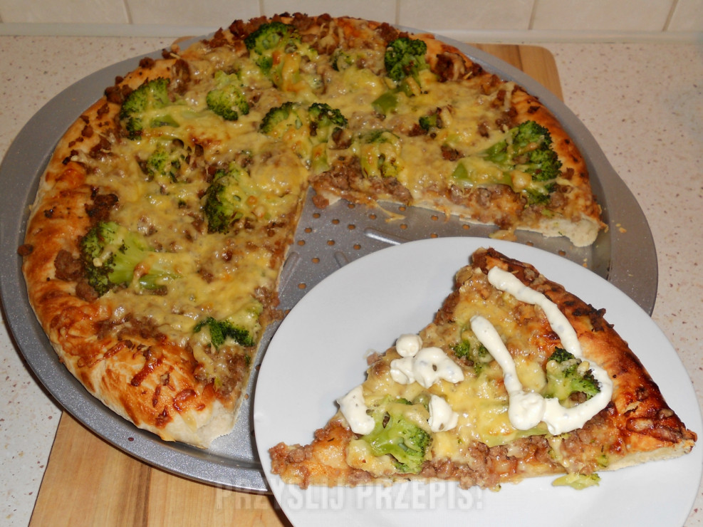 Pizza gyros z mielonym indykiem i brokułami