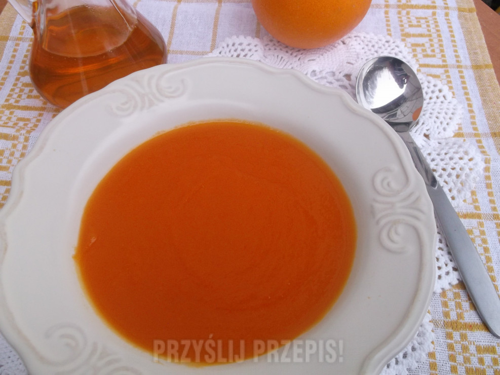Zupa marchewkowo-pomarańczowa.