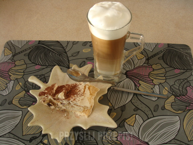 Dacquoise doskonale współgra z kawą Latte 