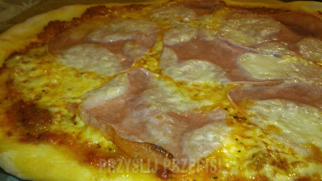 Pizza na oryginalnym włoskim cieście z szynką.