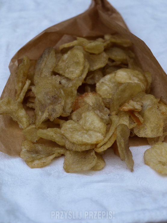 Domowe chipsy ziemniaczane z solą i pieprzem