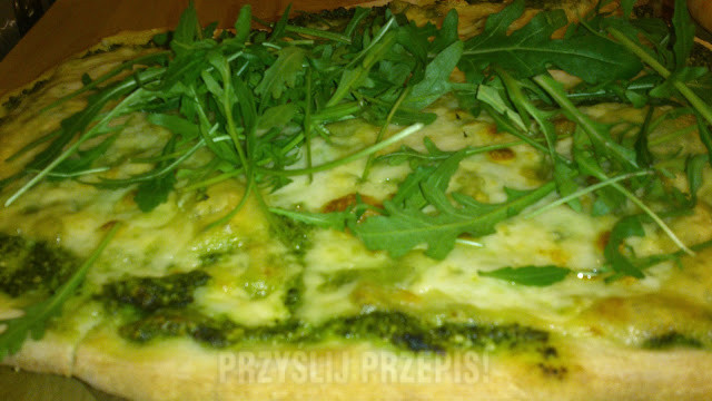 Pizza na oryginalnym włoskim cieście z serami na pesto i z rukolą.
