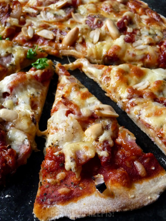 Pizza pszenno-żytnia z orzeszkami