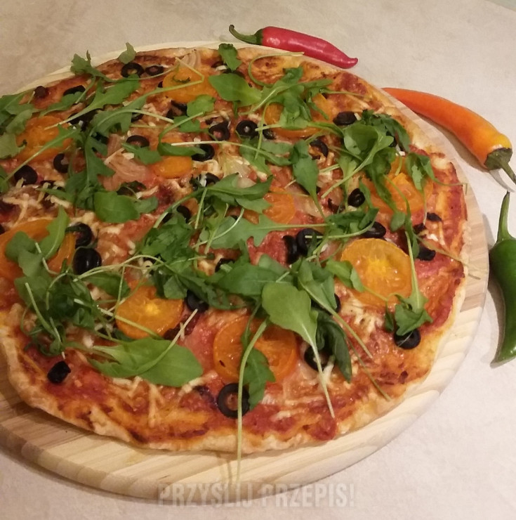 Pizza z fetą, oliwkami i rukolą