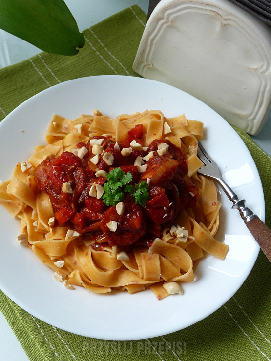 Tagliatelle z kiełbasą i sosem pomidorowym