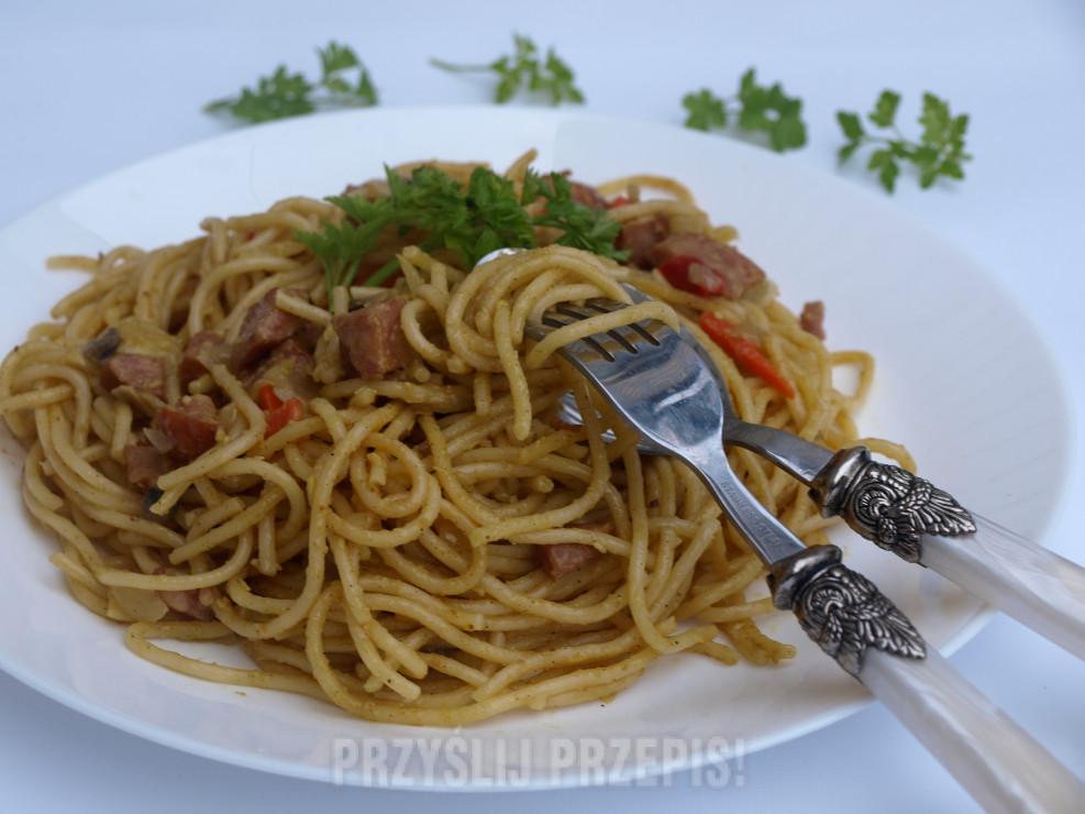 Spaghetti w sosie curry z warzywami