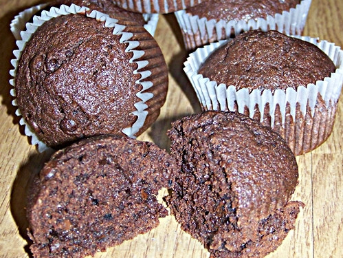 Razowe muffiny podwójnie czekoladowe